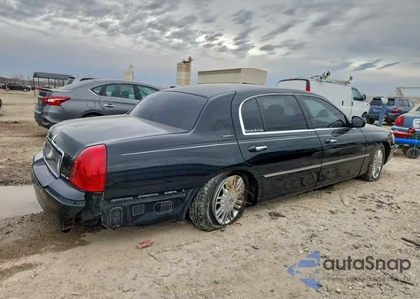 2008 Lincoln Town Car Signature Long Wheelbase z USA, uszkodzony, nr VIN 2LNHM85V08X657609